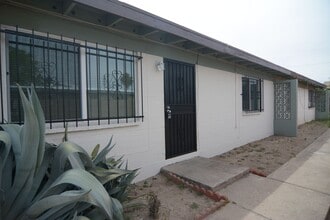 Building Photo - Remodeled 2 Bedroom 1 Bath Triplex! Close to the UofA!