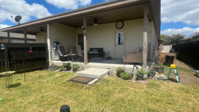 Building Photo - 720 Saengerhalle Rd