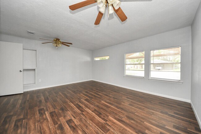 Building Photo - 2405 Pickerton Dr