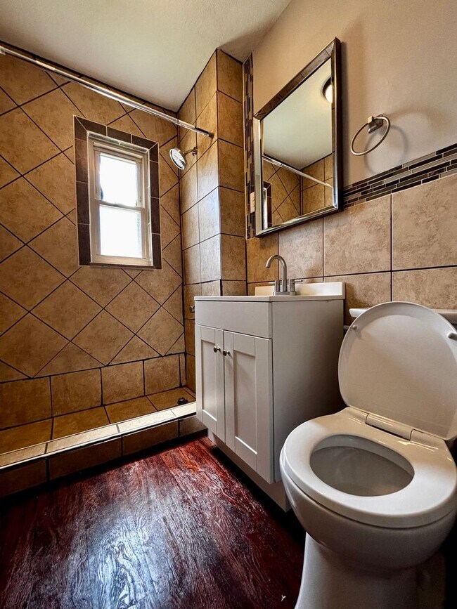 Building Photo - Beautiful 1 bed apartment, just off I-675 ...