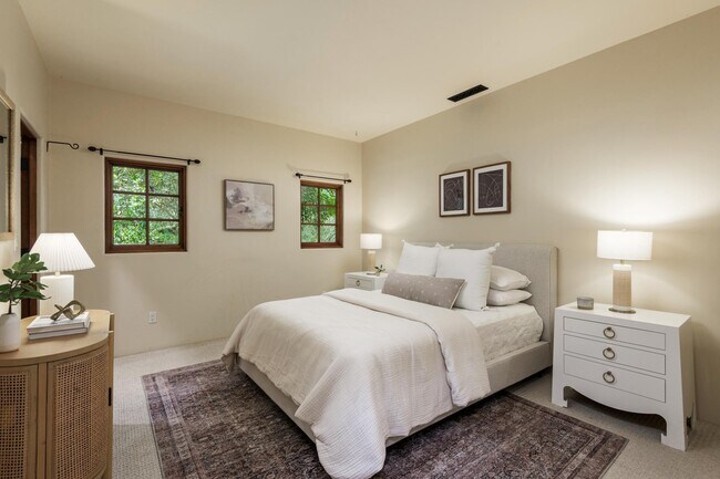 Building Photo - 4865 Vieja Dr