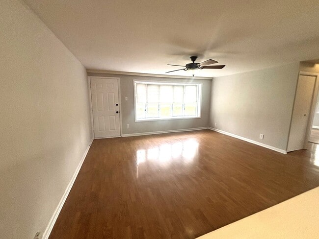 Building Photo - 440 W Meadow Ave
