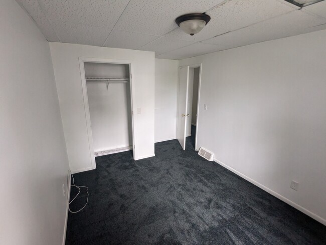 Bedroom 2-picture 2 - 1613 Iowa Ave