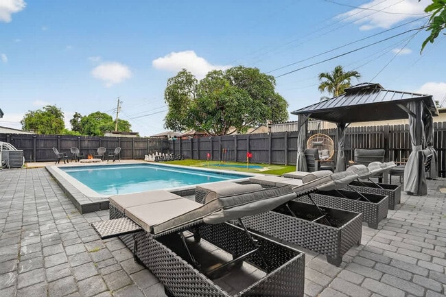 Building Photo - 6660 Custer St