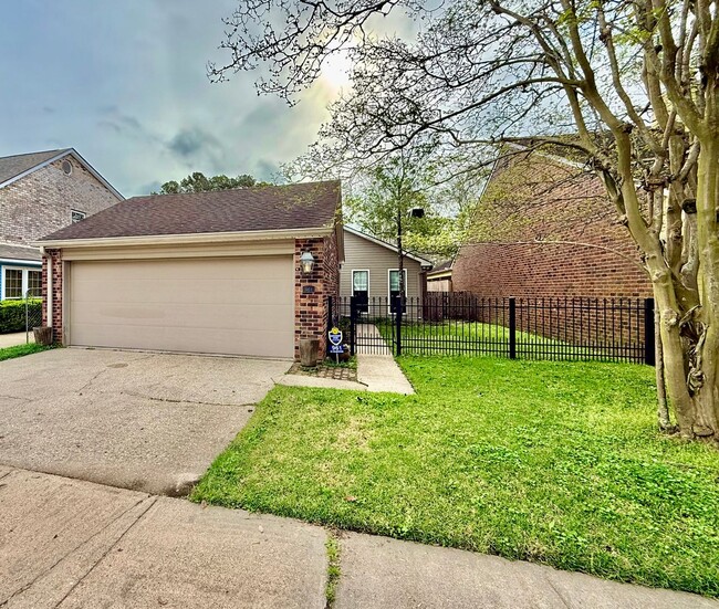 Building Photo - Spacious 3BR/2BA Home in Terre Haute – Fireplace, Garage, Fenced Yard + Lawn Care Included