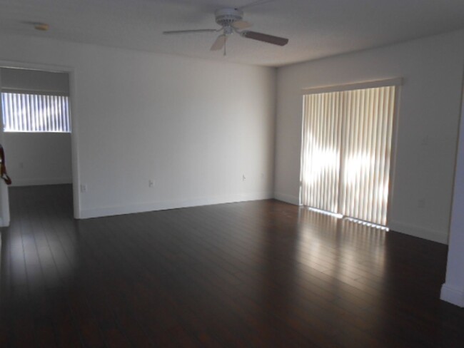 Building Photo - 2B/2B