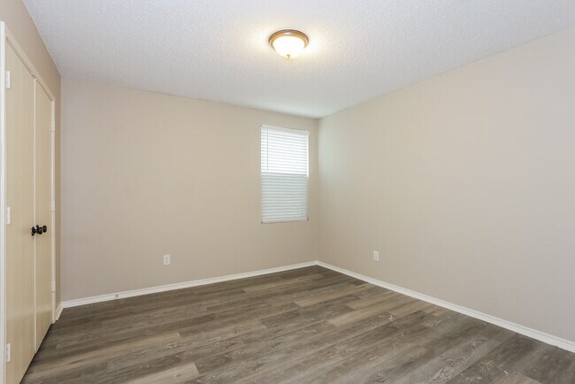 Building Photo - 321 Daisy Ln