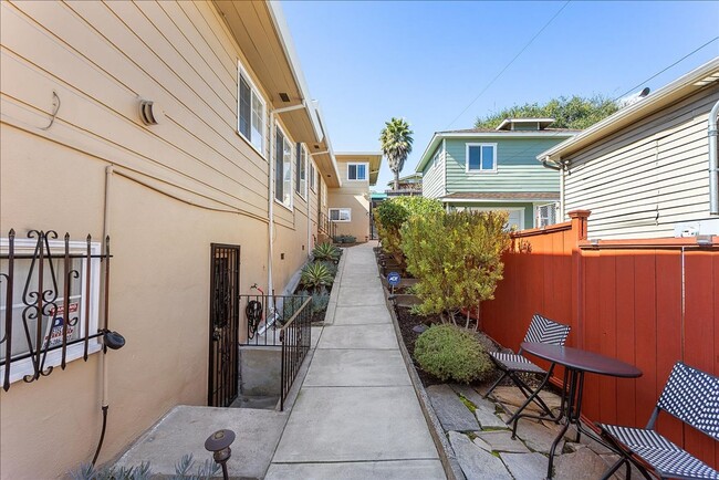 Building Photo - 2033 High St