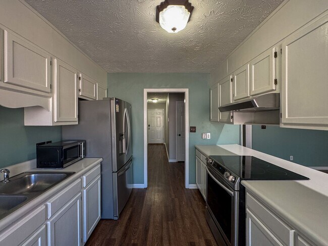 Building Photo - Charming 3 Bed 2 Bath Home with Fenced Backyard