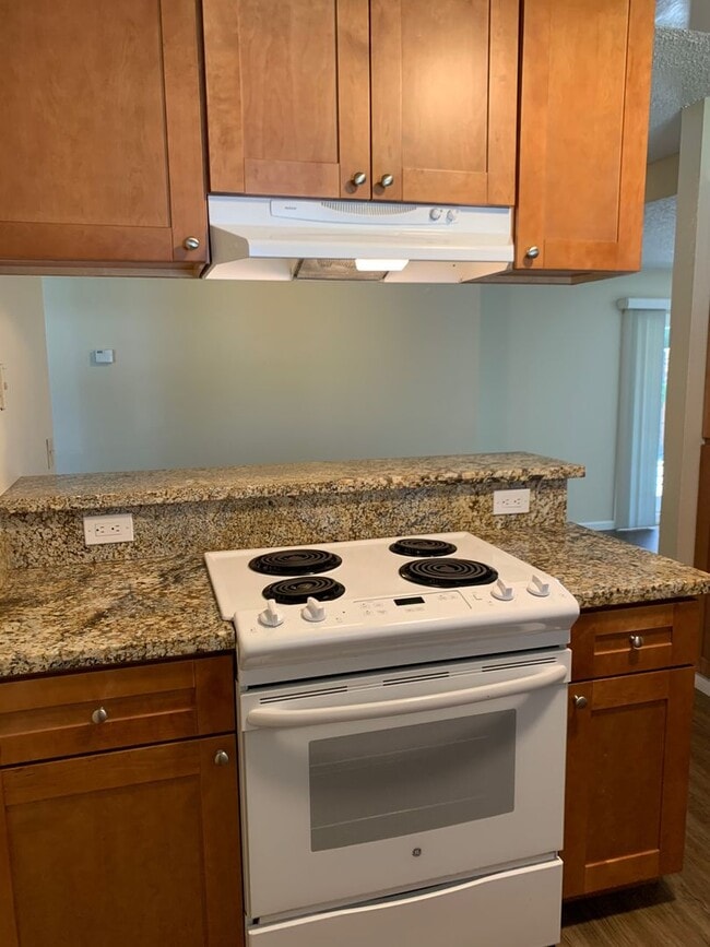 Building Photo - Excellent Value! Spacious Updated South Sa...