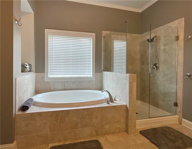 Building Photo - 5452 Oak Crest Ln