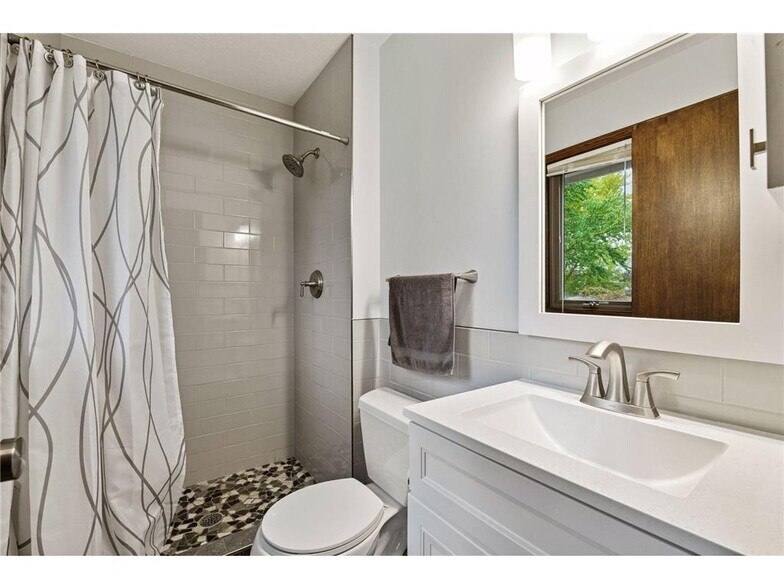 master bath - 9933 Balmoral Ln