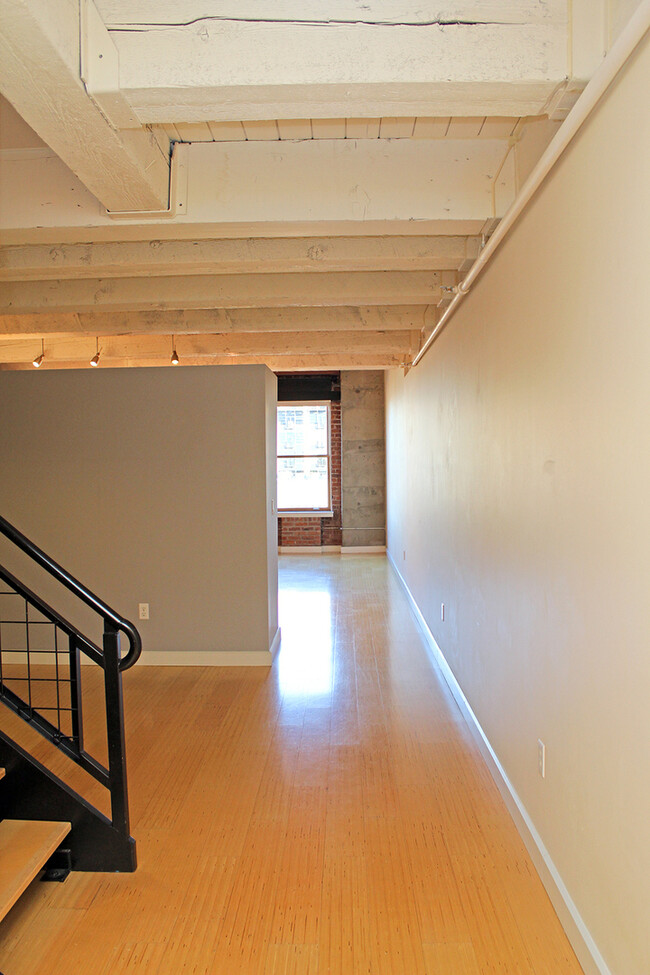 Building Photo - 1265 Sq Ft Dazzling Urban Chown Pella Loft...