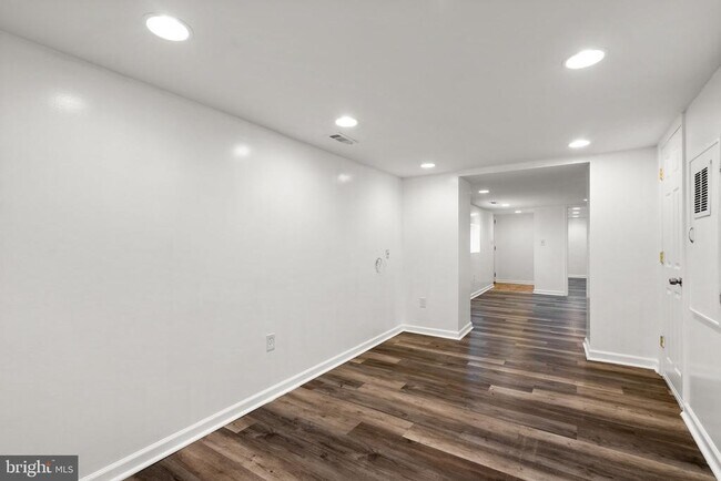 Building Photo - 141 Uhland Terrace NE