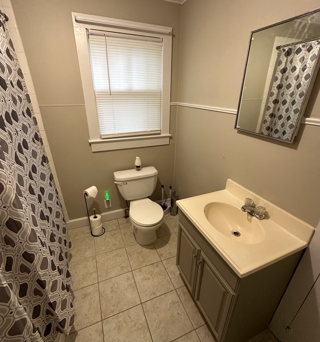 Building Photo - 2 Bedroom/1 Bathroom Cottage - Florence,  AL