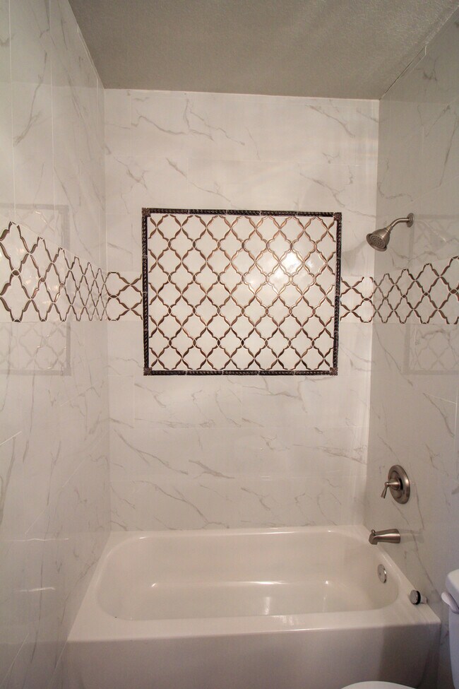 Building Photo - Historic 3/2 Adorable Remodel in Dignowity...