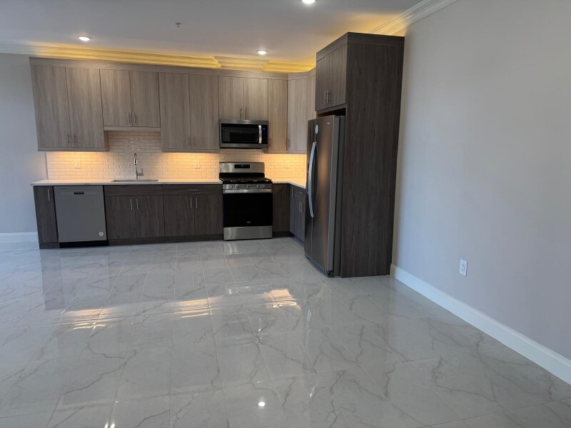 Building Photo - 580 North Ave