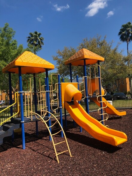 Building Photo - 5475 Vineland Rd