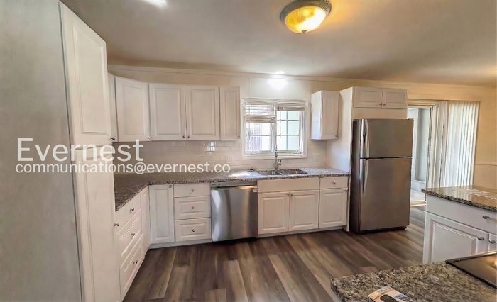 Building Photo - 7701 W 95th Terrace