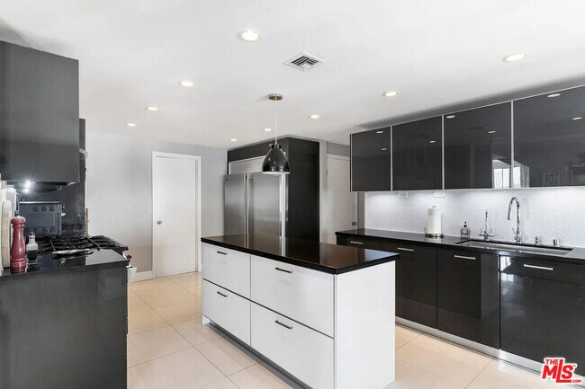 Building Photo - 121 S Palm Dr