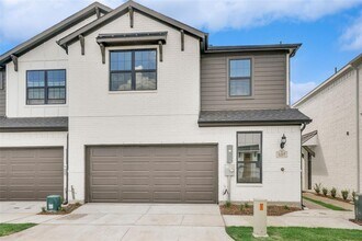 Building Photo - Luxury living in this stunning 4 bedroom, 3 bath home