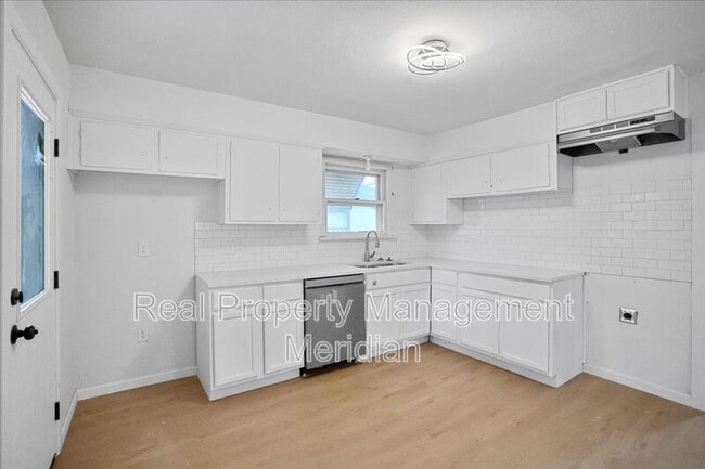 Building Photo - 2424 Cloverdale St