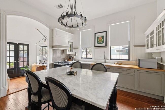 Building Photo - HISTORIC CHARM IN KING WILLIAM