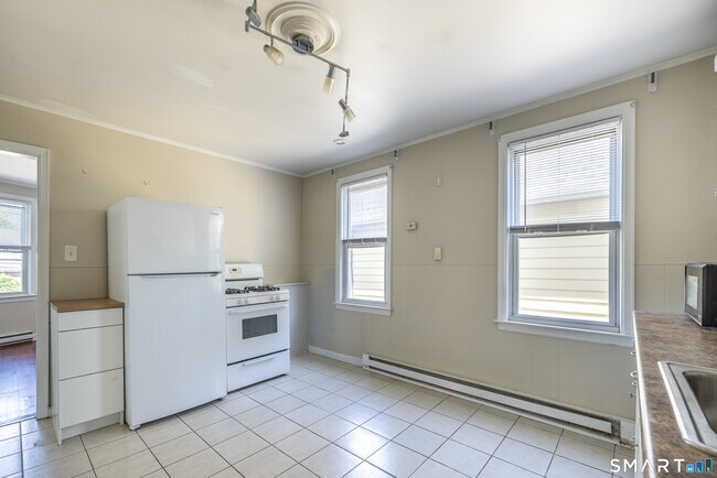 Building Photo - 793 Brewster St