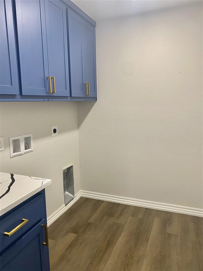 Building Photo - 210 Meadowlark Ln