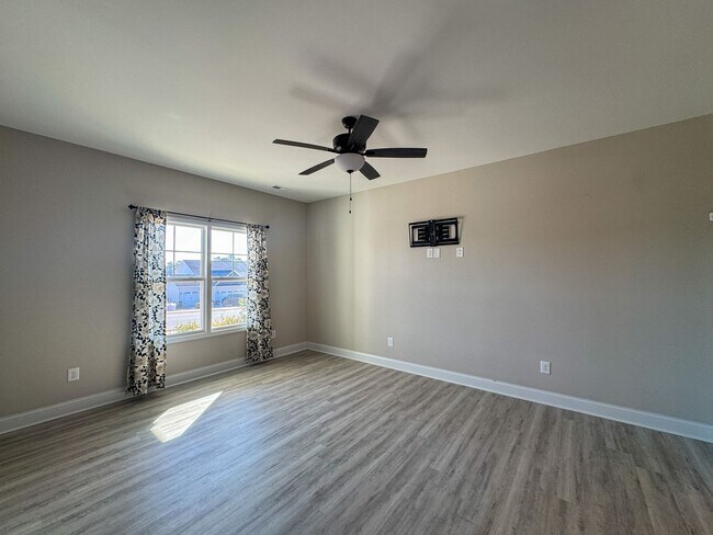 Building Photo - Beautiful 4 Bed 3 Bath Home with Easy Access to I-295