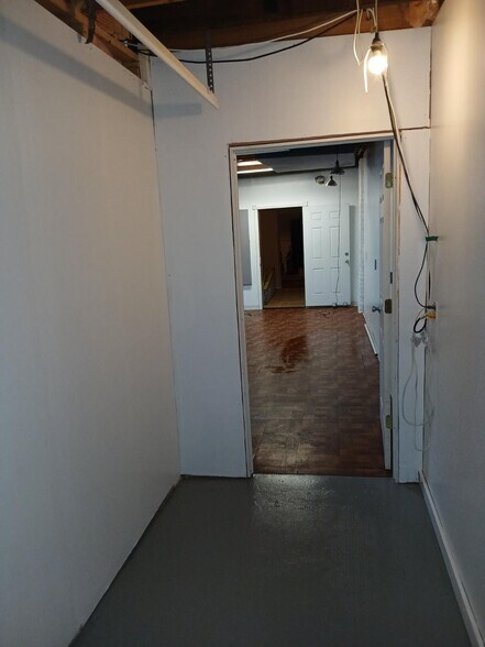 Entrance Hallway /vestibule room - 2210 Murray Hill Rd