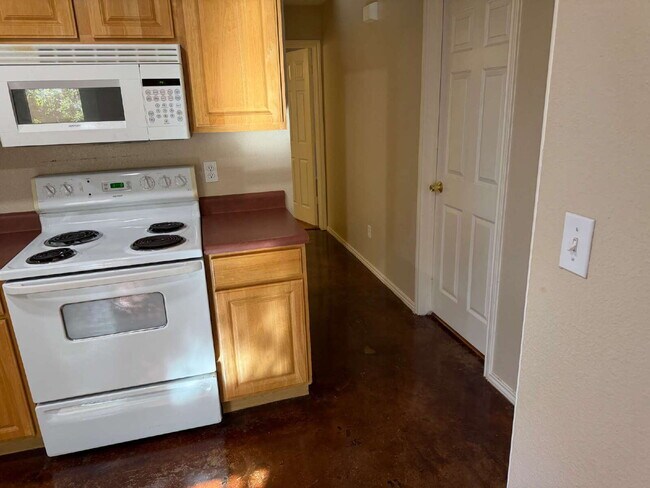 Building Photo - Three Bed/ Two Bath in Hollywood Park