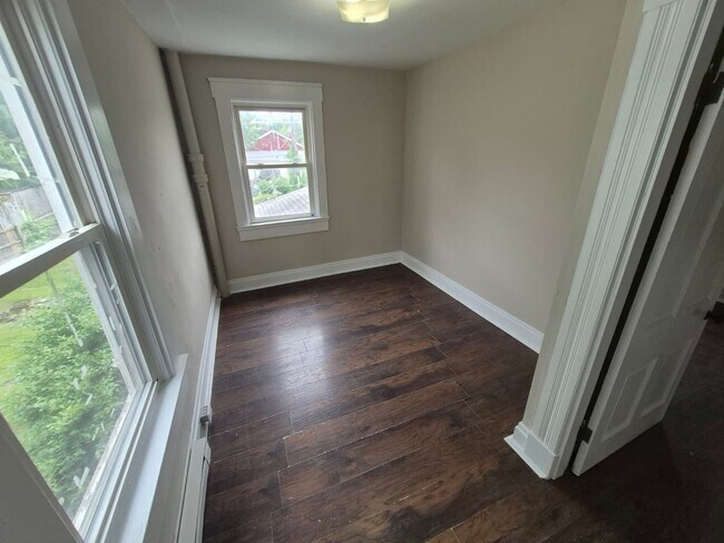 Building Photo - 215 Elm St