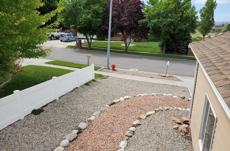 Building Photo - 940 W Red Oaks Dr
