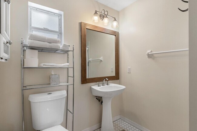 Building Photo - 113 Justine Dr