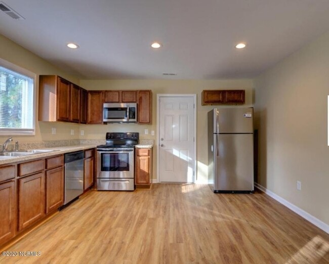 Building Photo - 2251 Onslow Dr