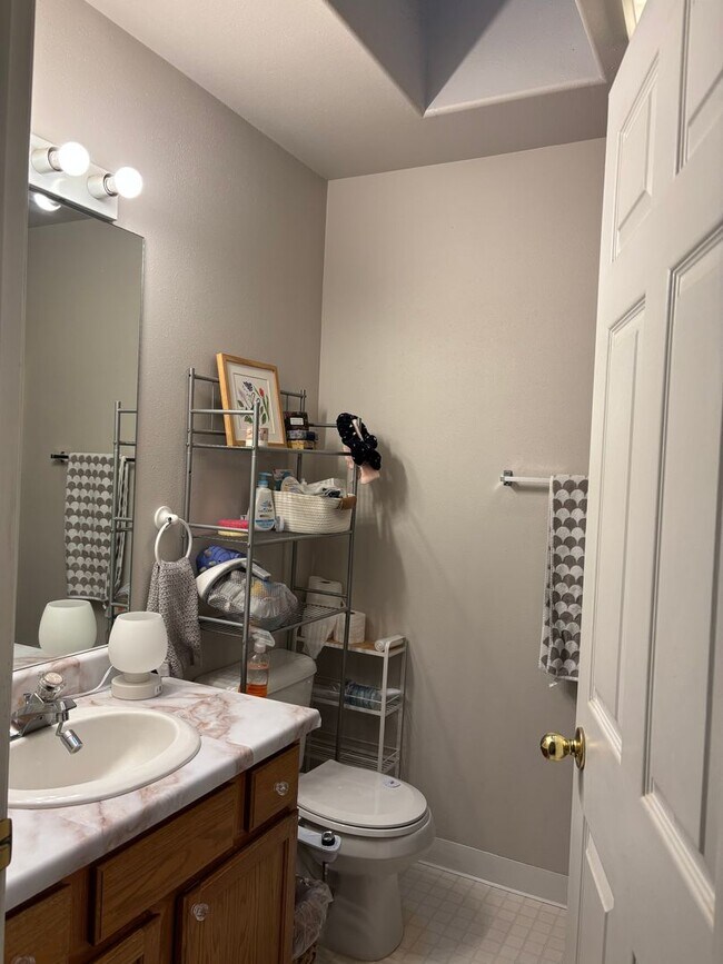 Building Photo - Beautiful house near walking trails and the hospital. Beautiful views of the Bridger Mountains