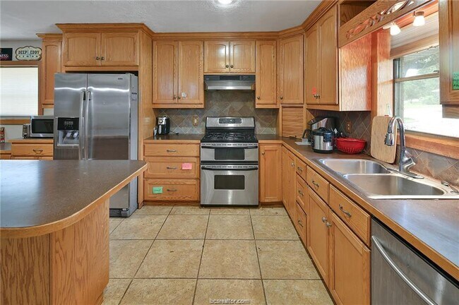 Building Photo - 305 W Brookside Dr