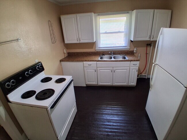 Building Photo - 526A Center Street
