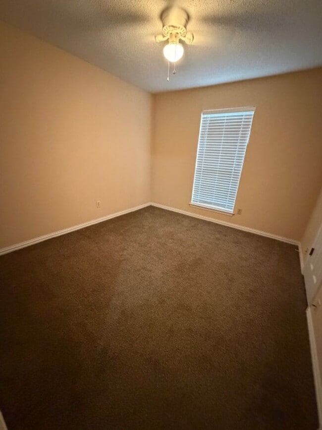 Building Photo - 202 W Cotter St