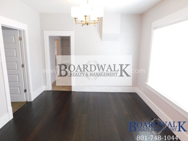 Building Photo - 657 Warnock Ave