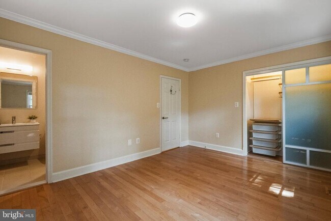 Building Photo - 3217 Sutton Pl NW
