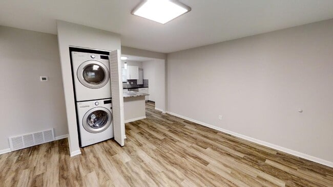 Building Photo - MOVE IN SPECIAL!!  FREE MONTH'S RENT!!  Mo...