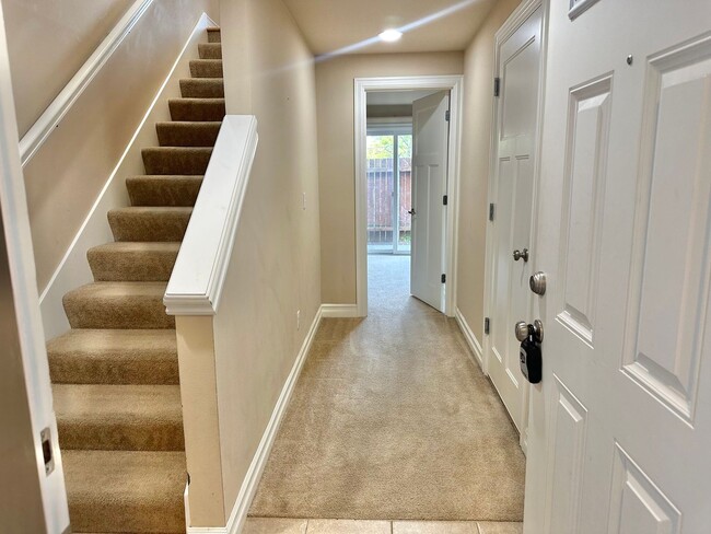 Building Photo - Beautiful 3 bed/2.5 bath townhome in North...