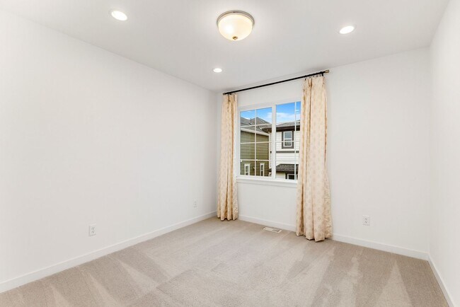 Building Photo - Duvall 4 Bedroom 4 Bath Townhome with 2 Car Attached Garage and A/C! LONG TERM RENTAL DISCOUNT AV...