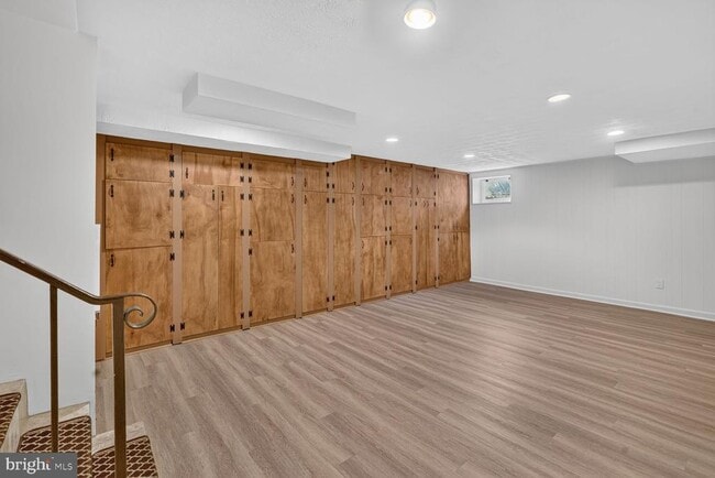 Building Photo - 6035 Chatsworth Ln