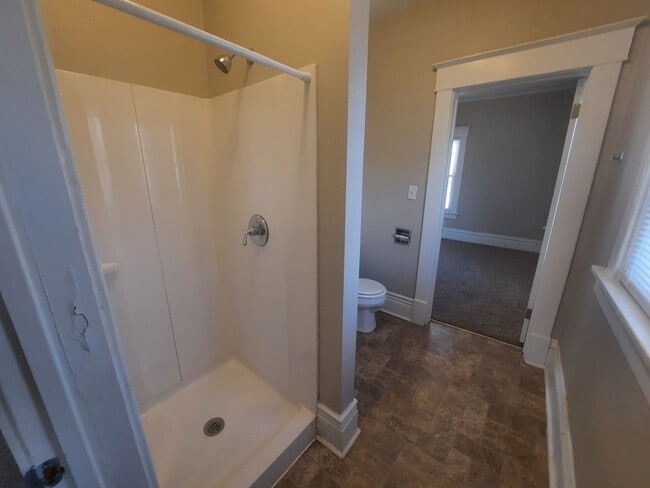 Building Photo - 2 Bedroom, 1 Bathroom home near Drake Univ...