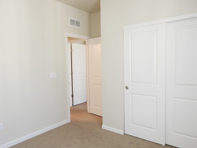 Building Photo - Central Park Town Home for Rent!