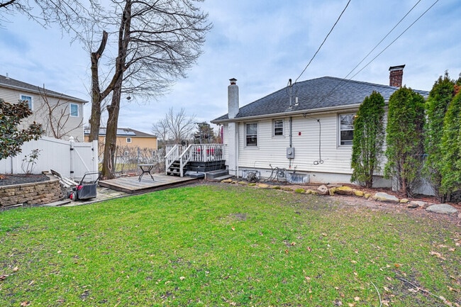 Building Photo - 5 Terrace Pl