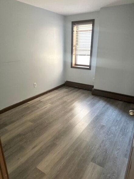 Building Photo - 61 School St